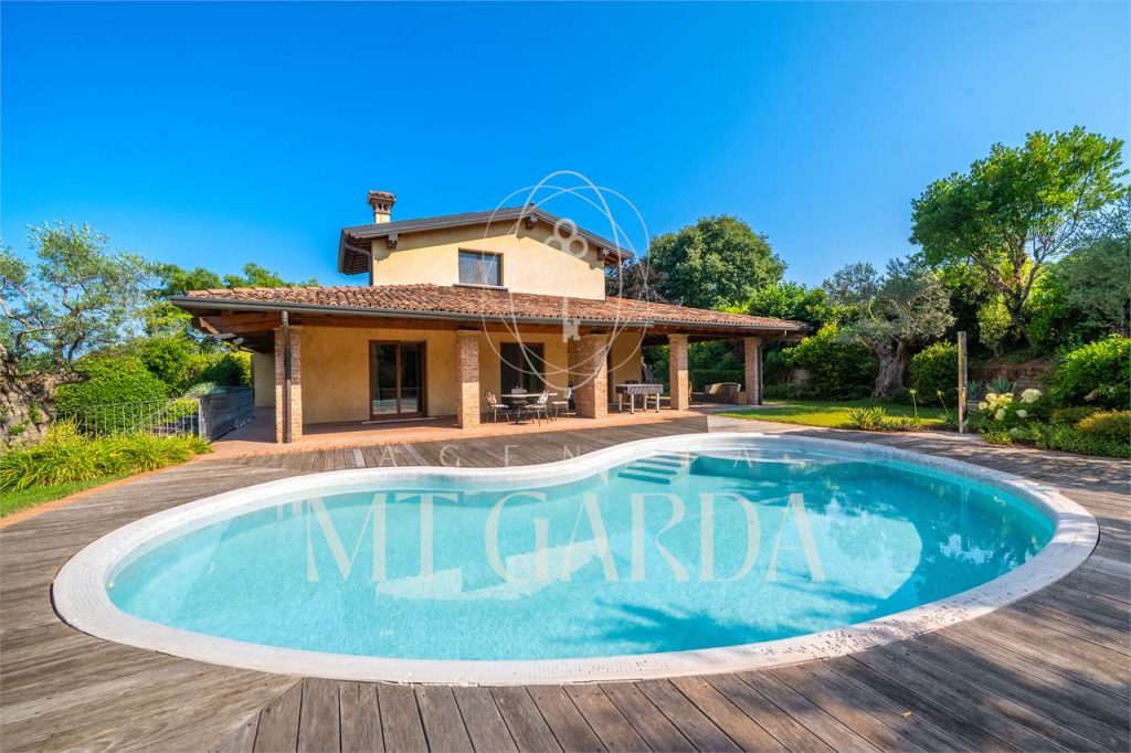 Villa unifamiliare con piscina a Lonato del Garda