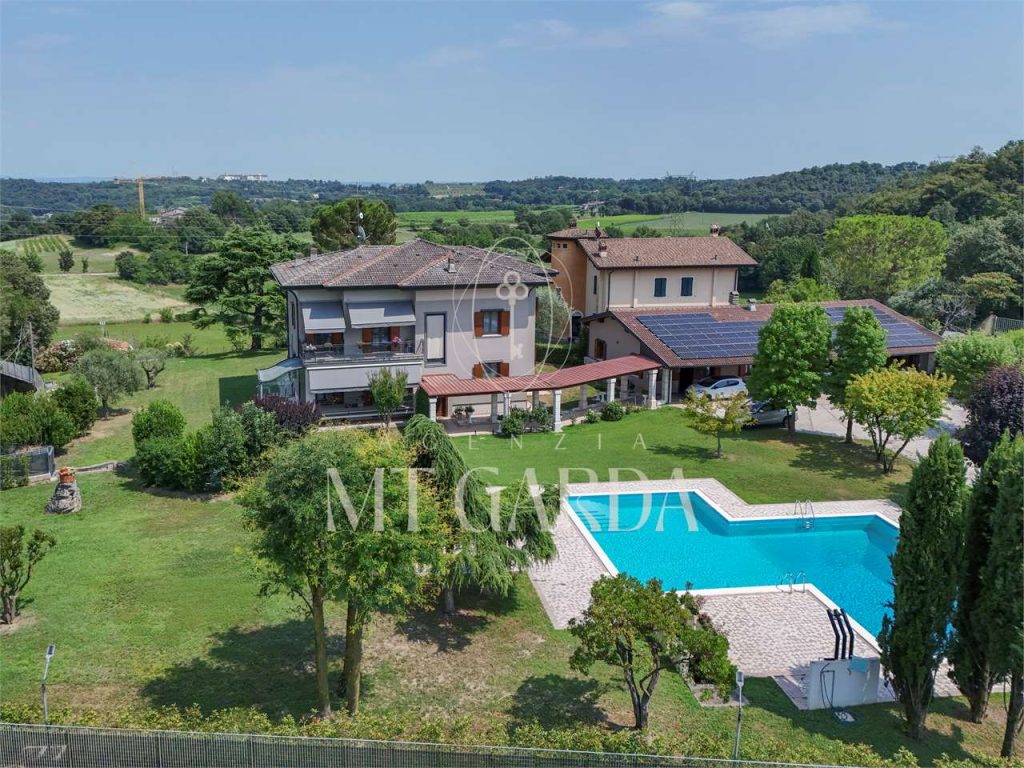 Splendida Villa con Parco, Piscina e Vista sulle Colline del Garda a Lonato