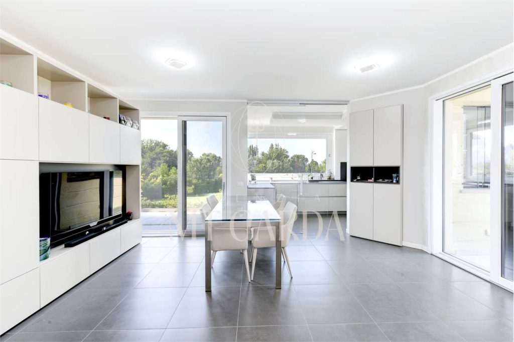 Splendido Trilocale Attico con Terrazza e Solarium Vista Lago